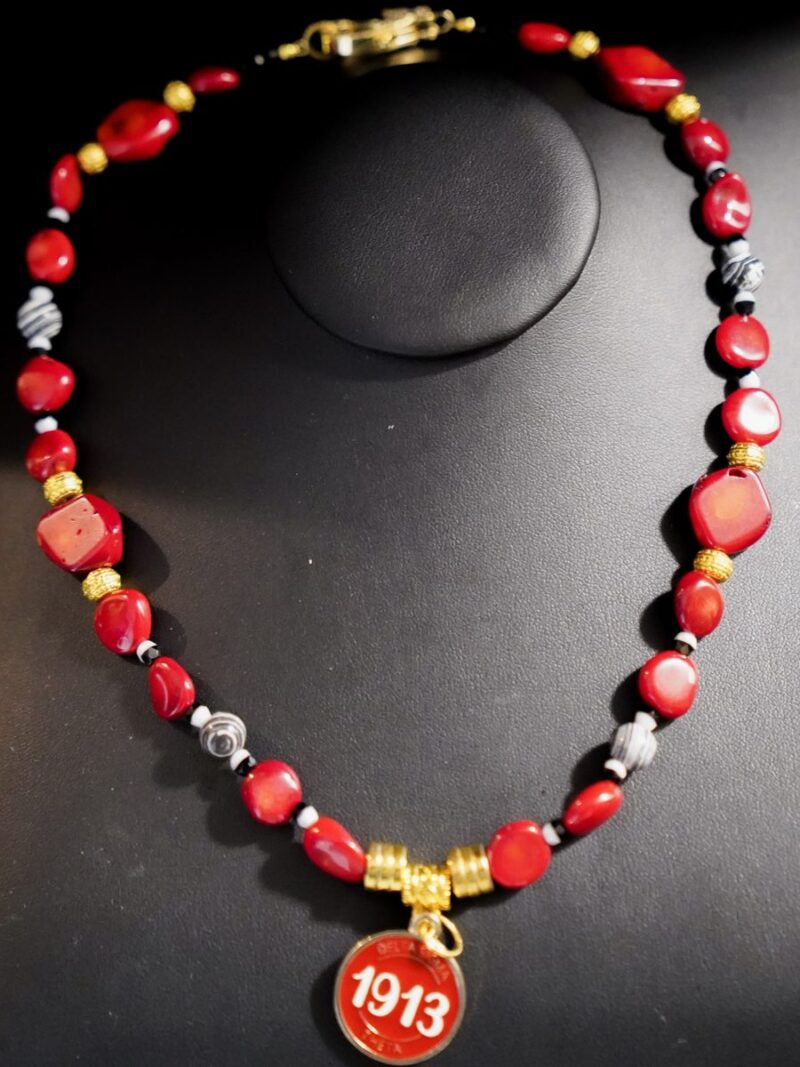 Style D03 – Red bamboo-coral nuggets, black/white agate and striped beads, gold spacers