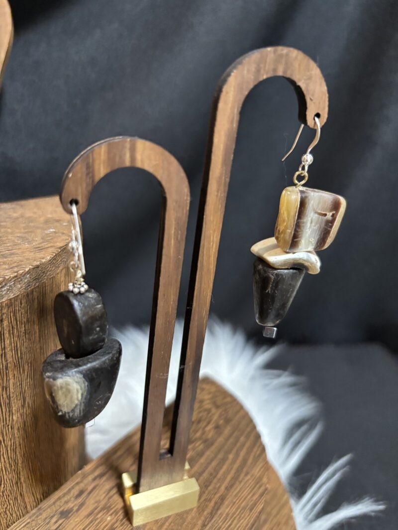 Style E20 – asymmetric dark horn: stacked black horn pieces / horn cone, silver hooks