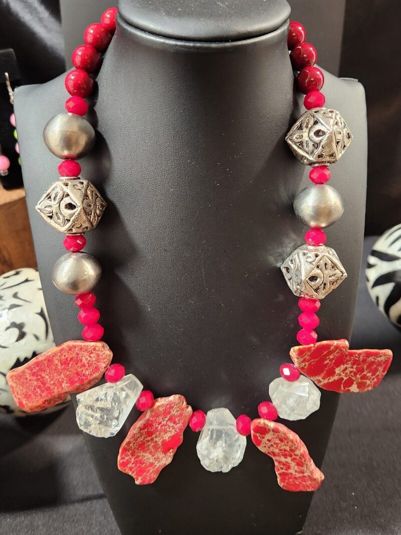 Style N04 – Red impression-jasper slabs alternating with rough clear quartz, raspberry crystal rondelles, red rounds